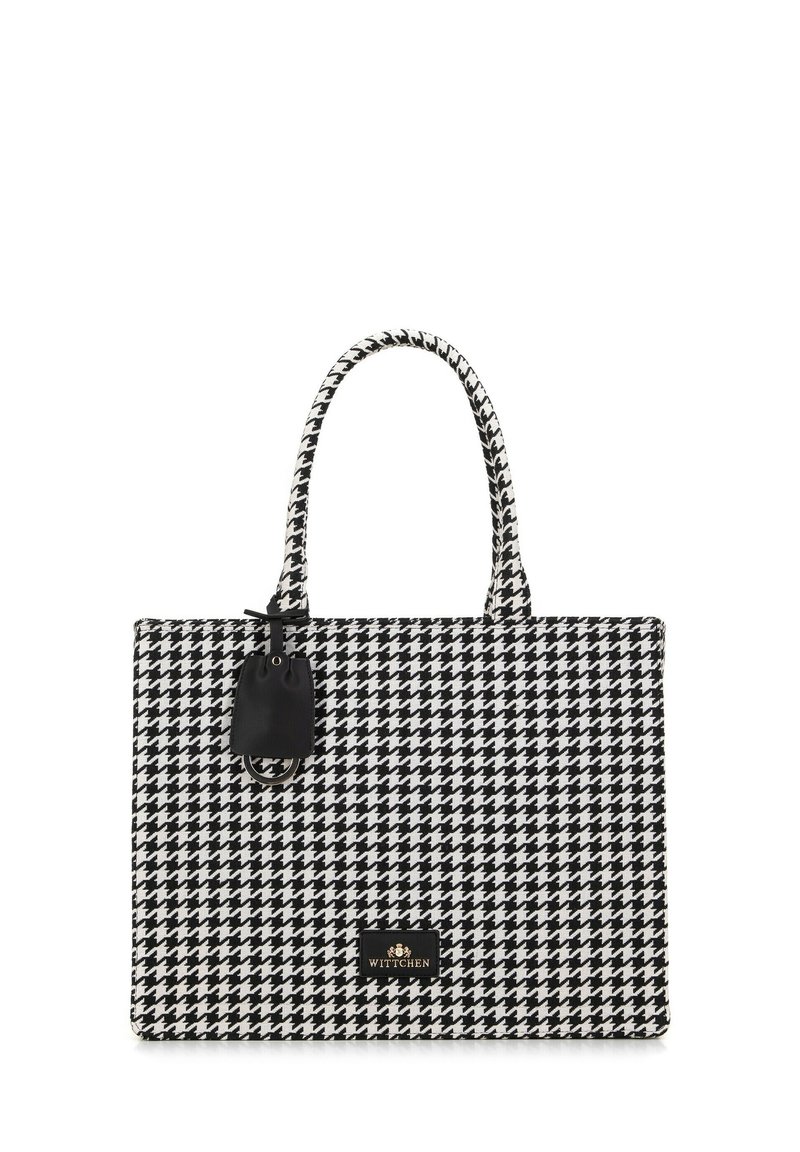 Borsa tote con stampa a scacchi bianco e nero, dotata di due manici, un'etichetta in pelle nera e un accento con logo dorato sulla parte anteriore.