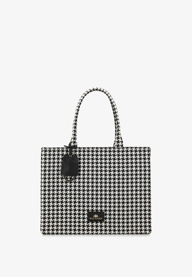 Borsa tote con stampa a scacchi bianco e nero, dotata di due manici, un'etichetta in pelle nera e un accento con logo dorato sulla parte anteriore.