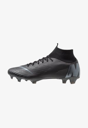 Crampon de football Nike Mercurial noir avec col de chaussette montante et crampons sur la semelle pour jeu sur terrain dur.