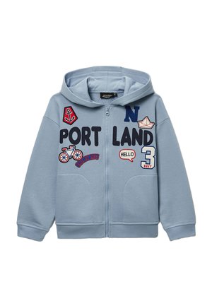 Sweat à capuche zippé bleu clair avec capuche, poches avant, écussons comprenant une ancre, un vélo, un bateau en papier, les textes "PORTLAND", "HELLO" et le numéro "3 NAVY".