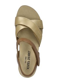 Gouden en bruine leren sandaal met kruisbanden, gevoerde inlegzool en gestikte accenten. Lichtgewicht en open teen ontwerp.