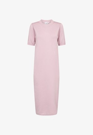 Helles rosa, geripptes Midi-Kleid mit kurzen Ärmeln und rundem Ausschnitt. Hergestellt aus weichem Stoff, mit gerader Schnittführung und subtiler Textur.