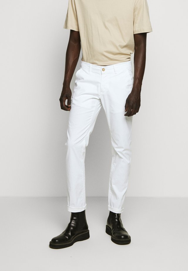 JUSTO - Chino - white