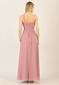 Ein asymmetrisches, langes pinkes Kleid mit gerafftem Oberteil und fließendem Rock. Hergestellt aus leichtem Stoff mit glatter Textur und subtiler Schimmmer.