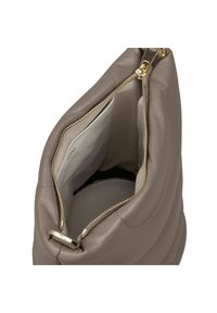Interno di una borsa in pelle grigia con chiusura a cerniera, caratterizzato da una texture morbida e foderato in tessuto beige. Dettaglio della cerniera dorata visibile.