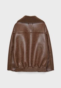 Giacca in pelle marrone con orlo elasticizzato e colletto in pile marrone, vista dal retro su uno sfondo grigio chiaro.