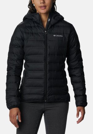Chaqueta puffer negra con cierre frontal, capucha integrada y diseño acolchado. Presenta el logo de Columbia en el pecho y puños elásticos.