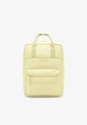 Rechteckiger, hellgelber Rucksack mit zwei Tragegriffen, einer vorderen Reißverschlusstasche und einem "Kapten & Son"-Label auf der oberen Vorderseite.