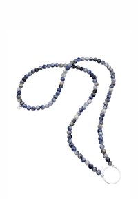 Collier en perles constitué de pierres multicolores en bleu, gris et noir, avec un élément de quincaillerie circulaire en argent.