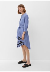 s.Oliver MIT ARTWORK - Robe chemise - blau