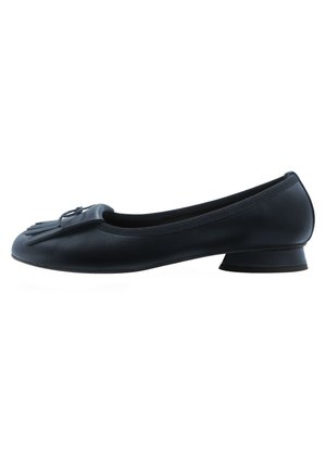 Ballerina in pelle nera con punta arrotondata, frange decorative, tacco basso e bordino elasticizzato per una vestibilità aderente. Superficie liscia in tutta la calzatura.