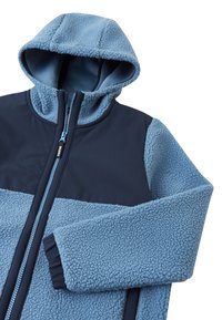 Veste en polaire bleu clair et marine avec une fermeture éclair sur le devant, une capuche et un tissu texturé. Présente des blocs de couleurs contrastés et des poignets côtelés.