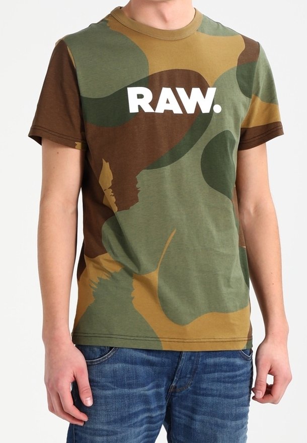 Lyhythihainen t-paita vihreässä ja ruskeassa kamppauskuviossa, jossa on iso valkoinen "RAW." -logo rinnassa. Puuvillamateriaali, pyöreä kaula-aukko.