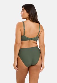 Slip bikini verde oliva a vita alta con bordi scallop e spalline regolabili sul reggiseno coordinato, caratterizzato da una texture liscia.