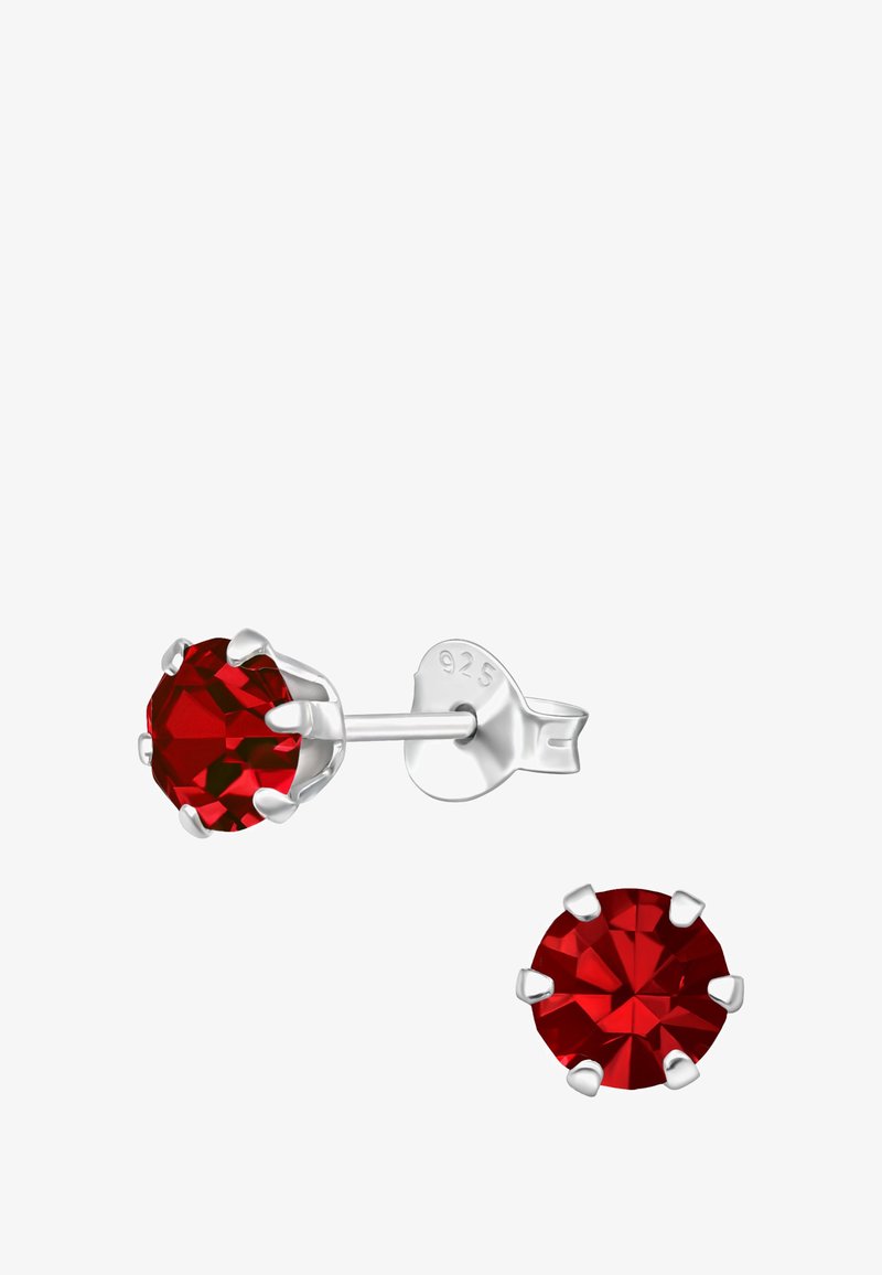 Orecchini a perno in argento sterling con cristallo rosso sfaccettato, montato con sei accenti in argento, che mettono in risalto una forma rotonda e una finitura lucida.