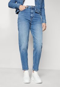 Tommy Jeans MOM JEAN  - Laisvo kirpimo džinsai - denim medium