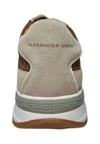 Sneaker in suede grigio chiaro con dettagli in rete e suola in gomma marrone texturizzata. Marchio "ALEXANDER SMITH" sul tallone e sul lato.