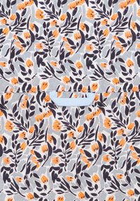 Bloemige stof met een patroon van oranje bloemen en donkergroene bladeren op een lichtgrijze achtergrond, met een blauwe accentdetail.