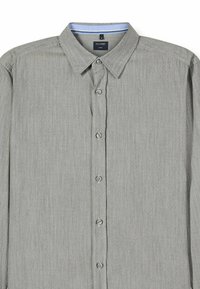 Graues Langarmhemd mit einem Button-Down-Kragen, das feine vertikale Streifen, fünf Knöpfe vorne und hellblaue Akzente am Kragen aufweist.