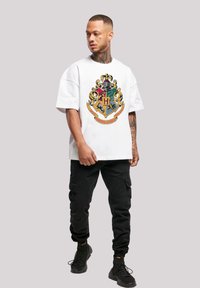 F4NT4STIC HARRY POTTER HOGWARTS CREST GOLD - T-shirts med print - white