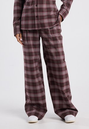 Zweiteiliges Karotten-Outfit in dunklem Burgunderrot mit weißen und rosa Akzenten. Lockere Passform, lange Ärmel und weite Hosen mit glatter Textur.
