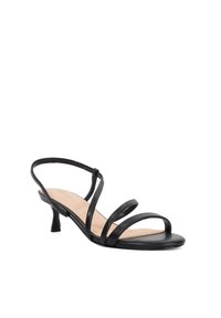 Zwarte leren heeled sandaaltjes met drie gebogen banden, een spitse neus en een gemiddelde, gefl v lde hak. Gladde textuur en minimalistisch ontwerp.