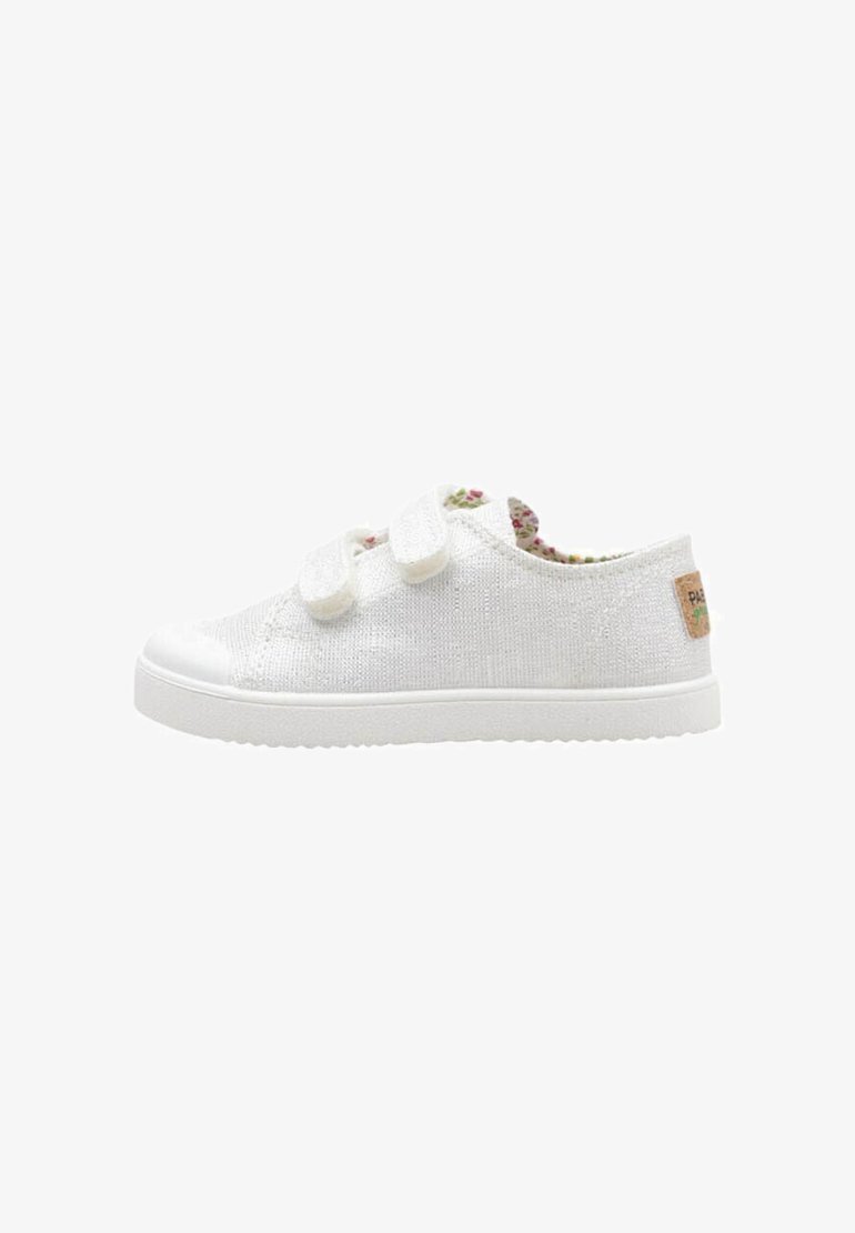 Zapatilla blanca casual con dos tiras de velcro, parte superior de tela texturizada, puntera de goma, forro interior floral y una parche con la marca en el talón.