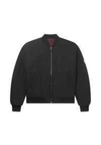 Giacca bomber nera realizzata in tessuto liscio e opaco. Presenta colletto e polsini a coste, tasche laterali e chiusura con zip. Fodera bordeaux.