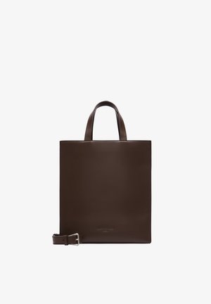 Dunkelbraune quadratische Ledertasche mit zwei Griffen und einem verstellbaren Riemen mit Schnalle, der am Boden befestigt ist.