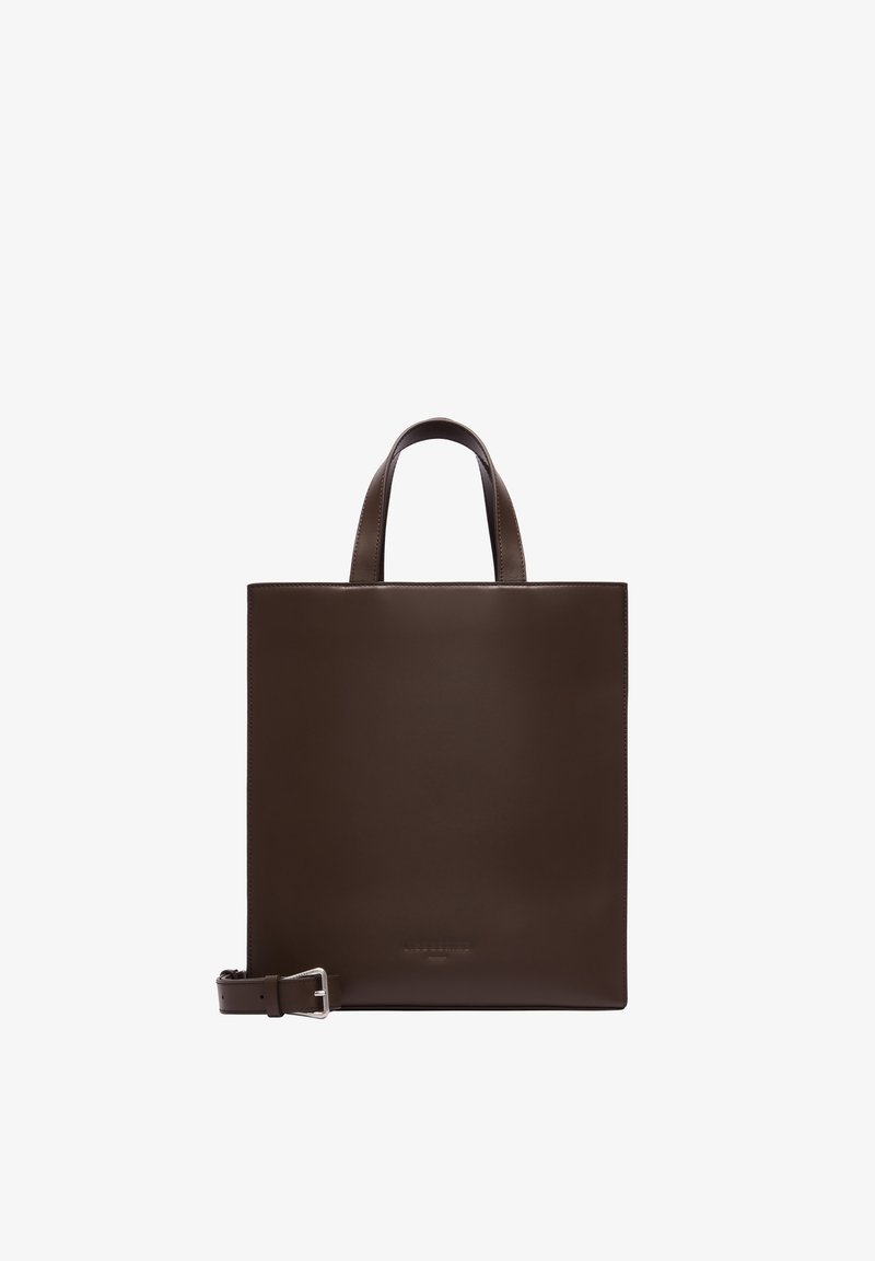 Kwadratowa torba na ramię z ciemnobrązowej skóry, z dwoma uchwytami i regulowanym paskiem z klamrą przymocowanym na dole.