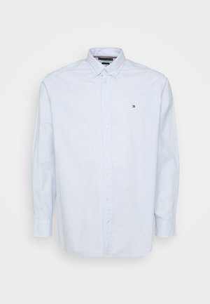 Camisa azul clara de algodão com botões, apresentando um padrão subtil, mangas compridas e um pequeno logótipo na zona do peito.