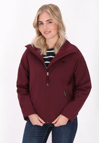 Bordo zip-up striukė su aukštu kaklu, reguliuojamu raiščiu, šoninėmis kišenėmis ir lygia tekstūra. Sukombinuota su juostuotu marškinėliu ir džinsais.