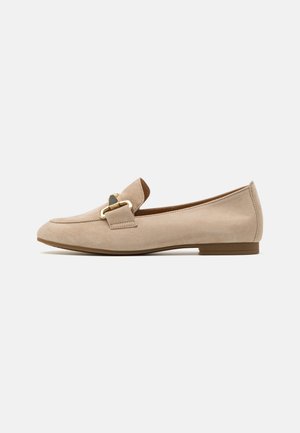 Beige Wildleder-Loafer mit runder Zehenpartie, flacher Sohle und einer dekorativen goldenen Schnalle an der Seite. Glatte Textur ohne sichtbare Muster.