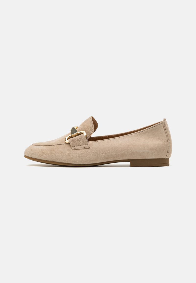 Beige suède loafers met een ronde neus, platte zool en een decoratieve gouden gesp aan de zijkant. Glad textuur zonder zichtbare patronen.