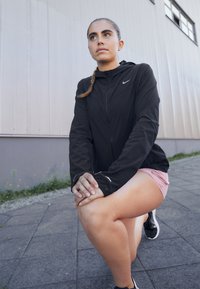 Nike Performance SWIFT  - Løbejakker - black/reflective silver
