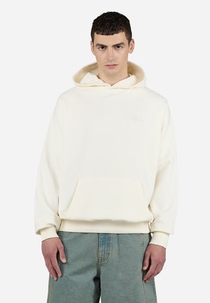 Hettegenser med krage og hette i off-white fleece, med en frontlomme og ribbede mansjetter. Subtil logodetalj på brystet.