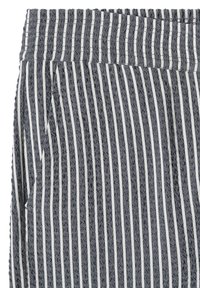 Tissu à rayures verticales noires et blanches avec une ceinture élastique et un détail de poche latérale.