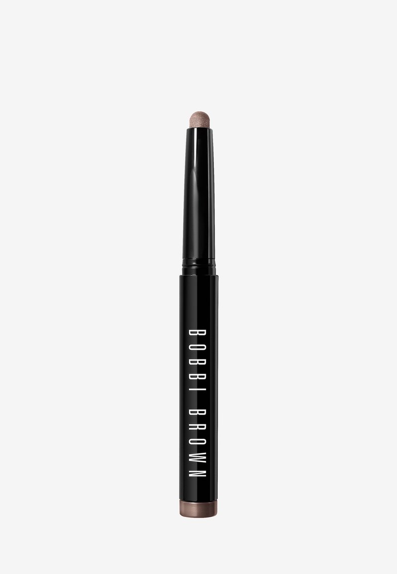 Svart vri-penn med spiss tupp, med hvit tekst "BOBBI BROWN." Pennen har en glatt overflate; fargen på tuppen er lys brun.