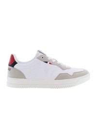 Vita sneakers med grå mockaaccents, perforerat mönster på sidorna och röda och blå randiga detaljer på hälen. Platt gummisula.