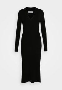 Abito a maglia nero a coste con maniche lunghe e colletto a V, silhouette aderente che si stringe alla caviglia, caratterizzato da una leggera fessura sull'orlo.