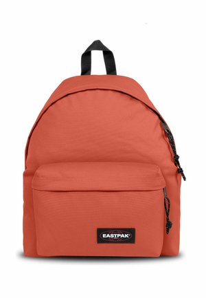 Mochila Eastpak naranja con bolsillo delantero con cremallera y asa negra en la parte superior, mostrada sobre un fondo blanco.