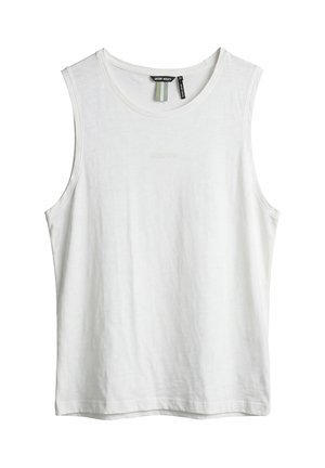Bijela pamučna majica bez rukava s okruglim izrezom i dvije male tkanine oznake na ovratniku.