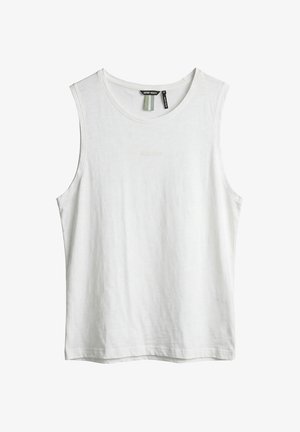 Bijela pamučna majica bez rukava s okruglim izrezom i dvije male tkanine oznake na ovratniku.