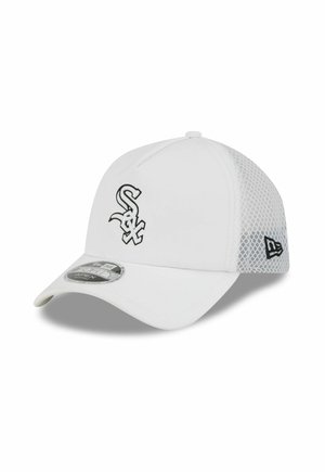Weiße Baseballkappe mit schwarzem Chicago White Sox-Logo auf der Vorderseite und einem Netzpaneel auf der Rückseite, geschwungener Schirm mit einem Aufkleber darauf.