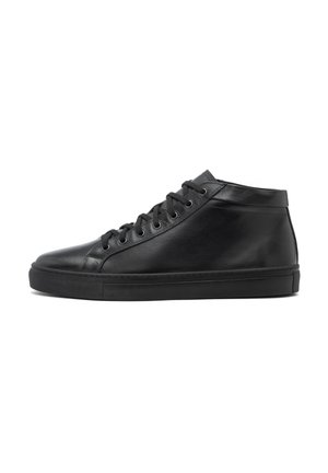 Zapatillas altas negras de cuero suave con suela de goma, que cuentan con cordones redondos, ojales de metal y un diseño minimalista.