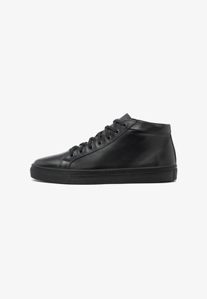Schwarze High-Top-Sneaker aus glattem Leder mit einer Gummisohle, ausgestattet mit runden Schnürsenkeln, Metallösen und minimalistischem Design.