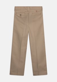 Calças bege com um design de perna reta, apresentando dois bolsos traseiros, fechos de botão e um tecido liso e texturizado.