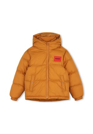 Oranje gewatteerde capuchonjas met voorrits, twee drukknoopzakken en een rode Hugo-logo patch op de borst.