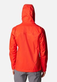 Rote wasserdichte Jacke mit Kapuze, aus leichtem Stoff, sichtbaren Nähten und glatter Textur. Die Rückansicht zeigt Details der Schulternaht.