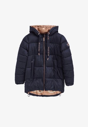 Chaqueta acolchada azul marino con capucha, cierre de cremallera, dos bolsillos laterales y forro beige con estampado. Detalles en dorado en los cordones y el logo.
